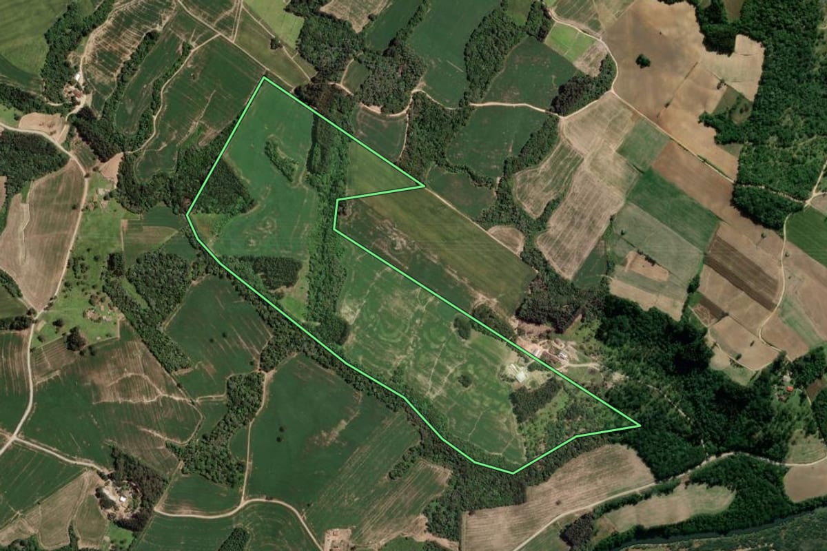 Imagem de satélite do imóvel rural em Mallet (PR), com o contorno declarado no CAR desenhado por cima.