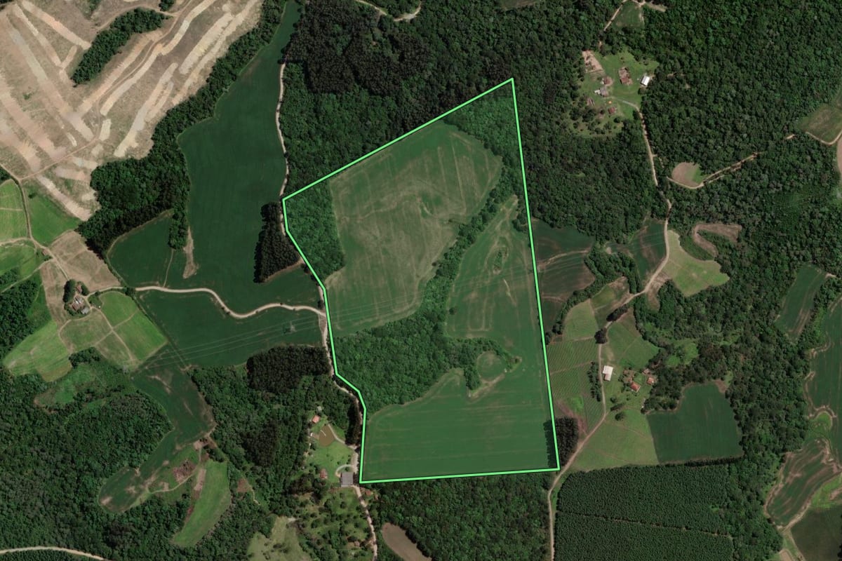 Imagem de satélite do imóvel rural em Mallet (PR), com o contorno declarado no CAR desenhado por cima.