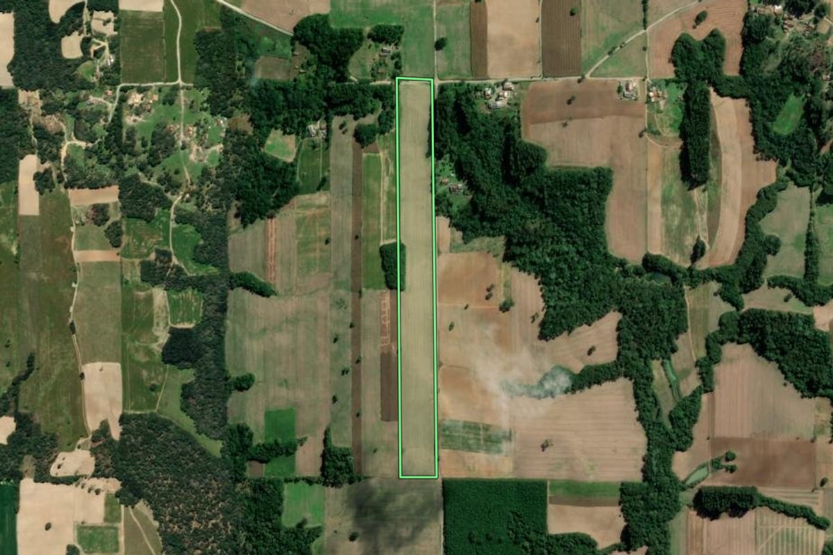 Imagem de satélite do imóvel rural em Mallet (PR), com o contorno declarado no CAR desenhado por cima.