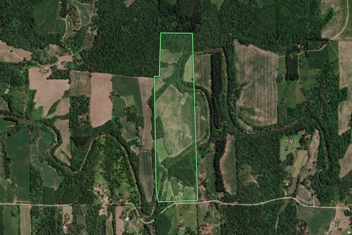 Imagem de satélite do imóvel rural em Mallet (PR), com o contorno declarado no CAR desenhado por cima.