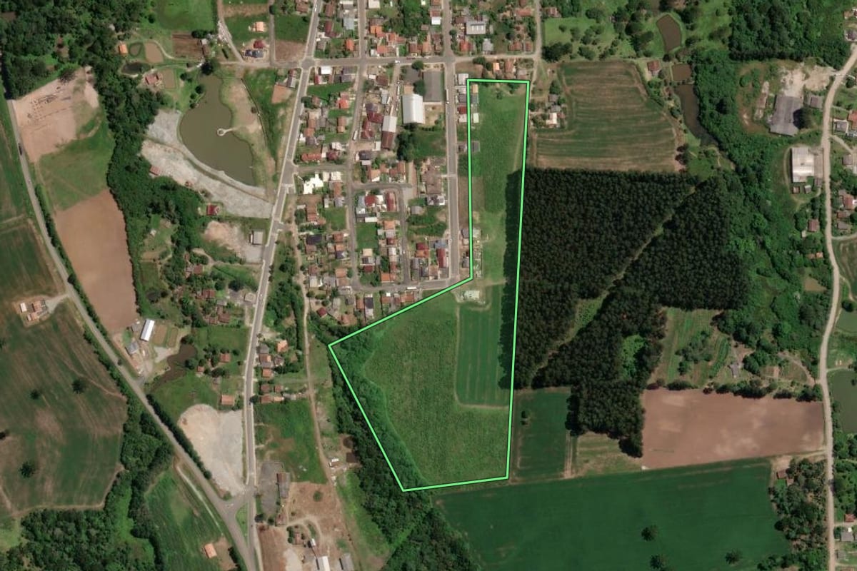 Imagem de satélite do imóvel rural em Mallet (PR), com o contorno declarado no CAR desenhado por cima.