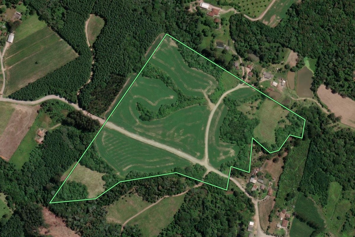 Imagem de satélite do imóvel rural em Mallet (PR), com o contorno declarado no CAR desenhado por cima.