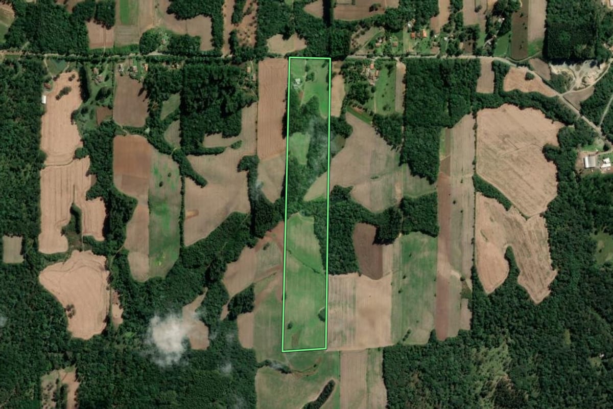 Imagem de satélite do imóvel rural em Mallet (PR), com o contorno declarado no CAR desenhado por cima.
