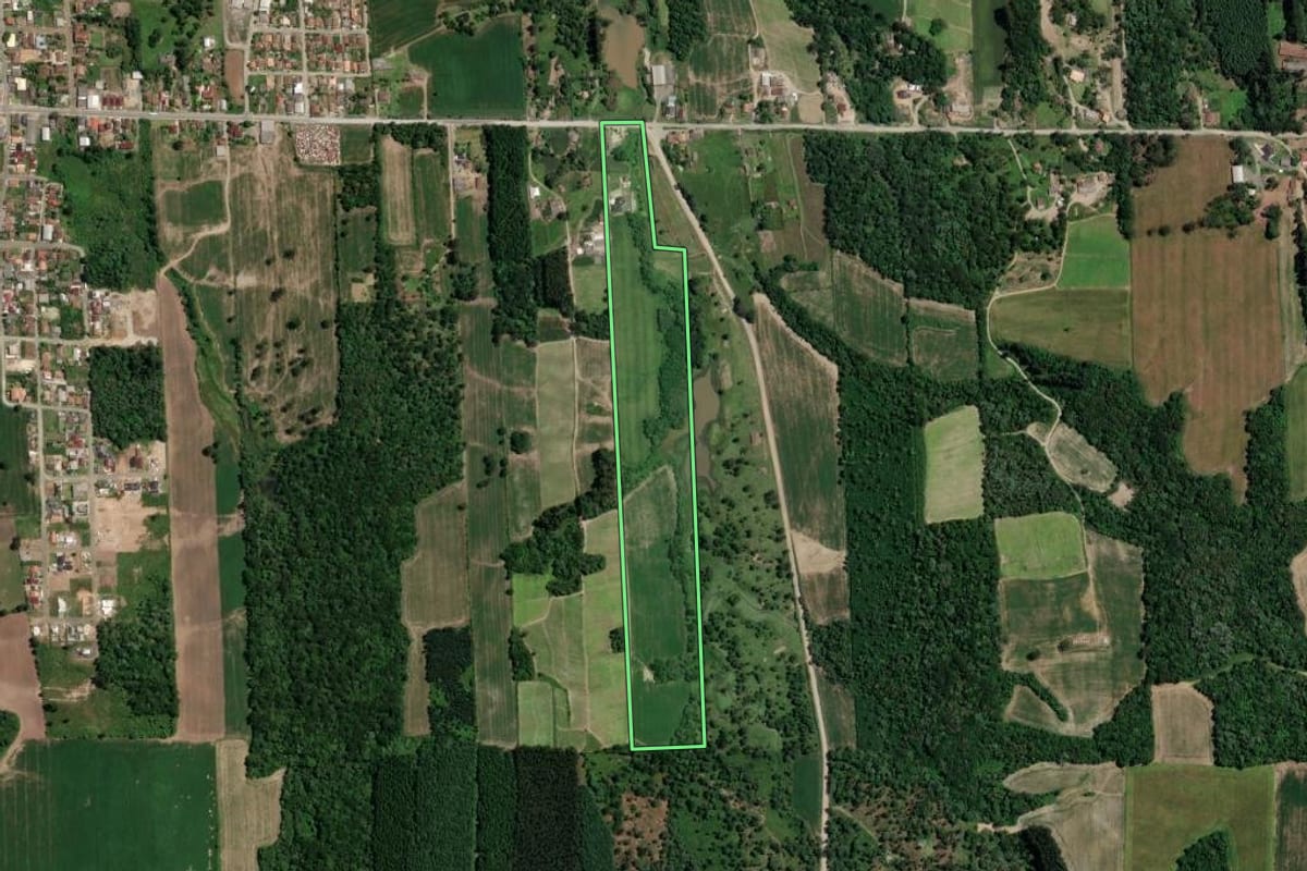 Imagem de satélite do imóvel rural em Mallet (PR), com o contorno declarado no CAR desenhado por cima.