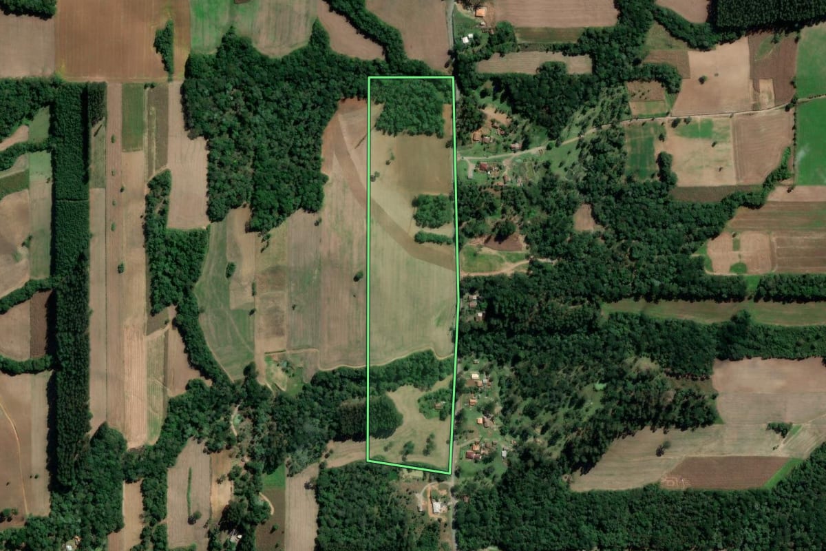 Imagem de satélite do imóvel rural em Mallet (PR), com o contorno declarado no CAR desenhado por cima.