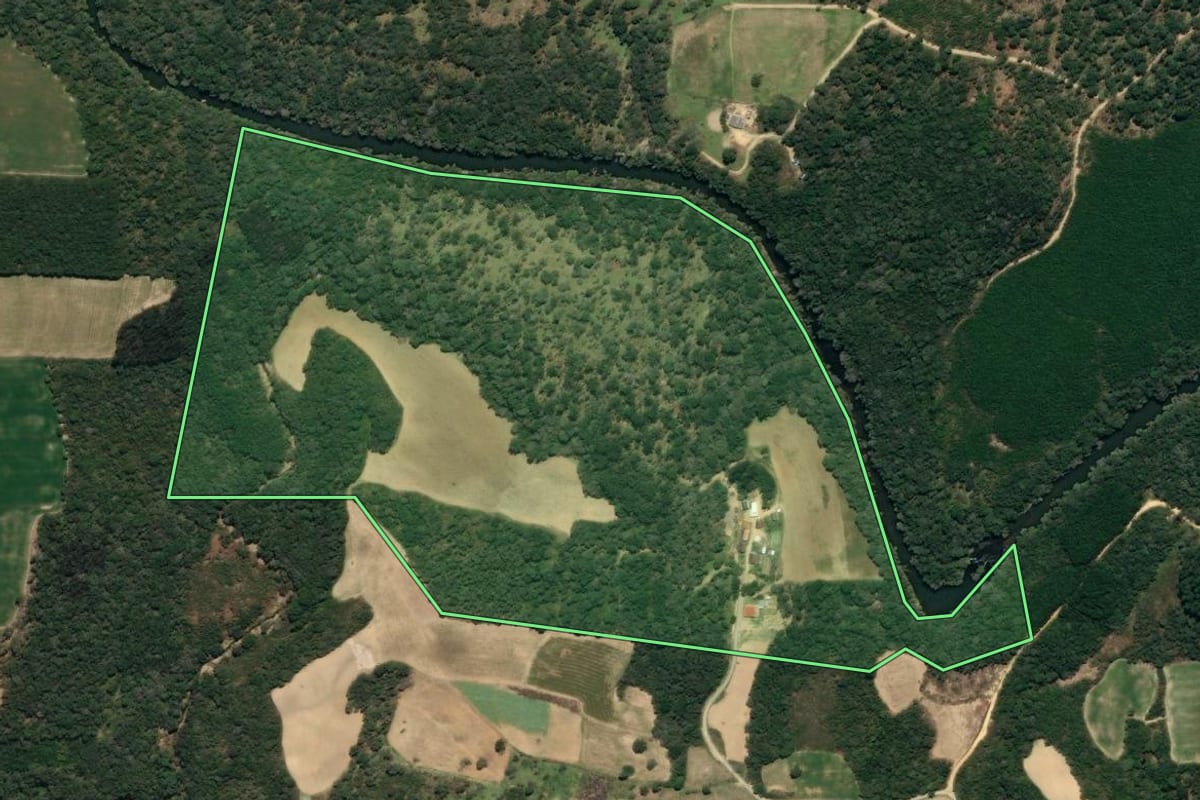 Imagem de satélite do imóvel rural em Mallet (PR), com o contorno declarado no CAR desenhado por cima.
