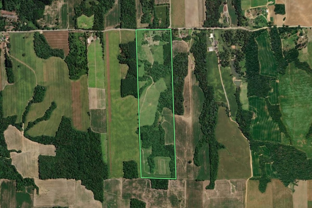 Imagem de satélite do imóvel rural em Mallet (PR), com o contorno declarado no CAR desenhado por cima.