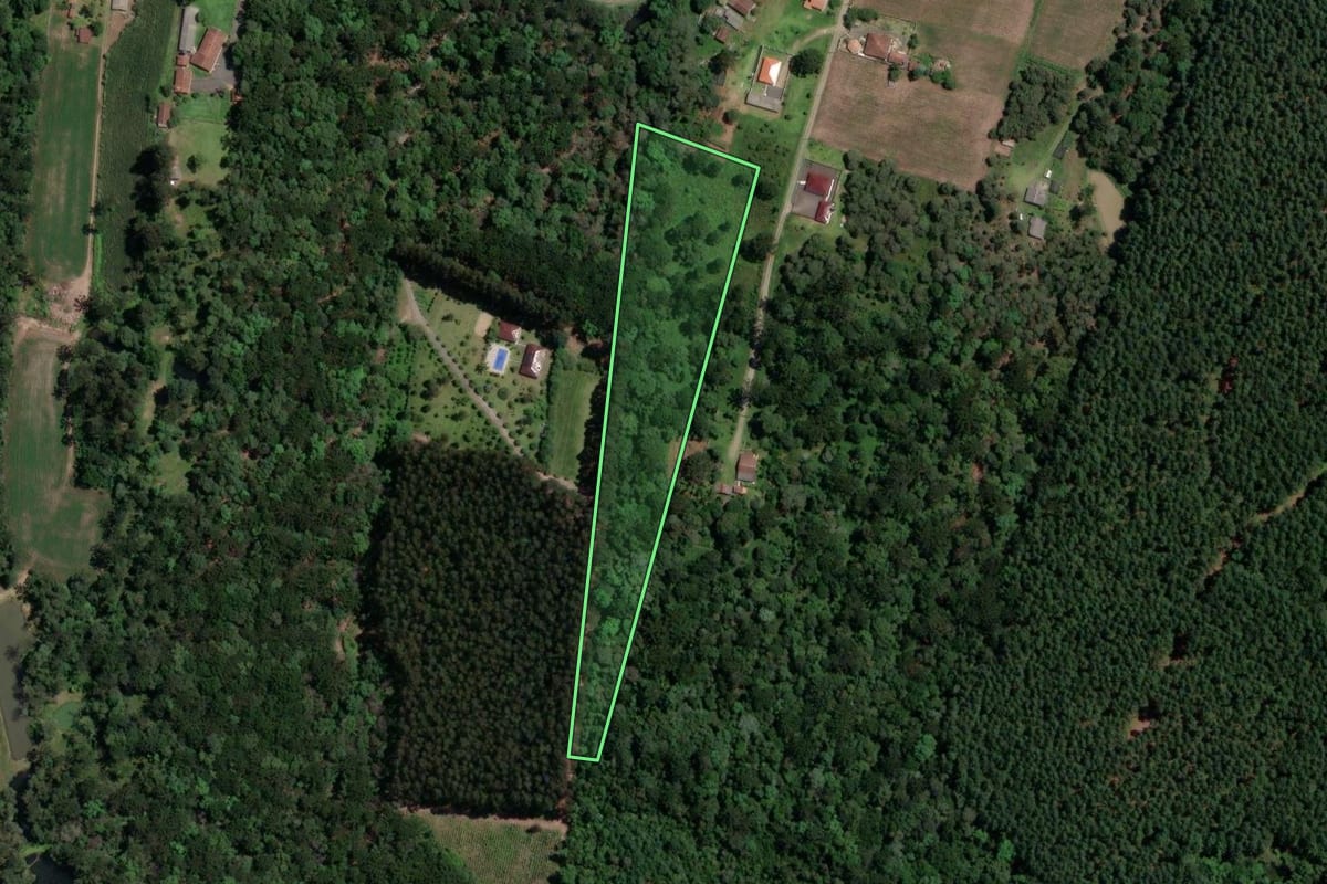 Imagem de satélite do imóvel rural em Mallet (PR), com o contorno declarado no CAR desenhado por cima.