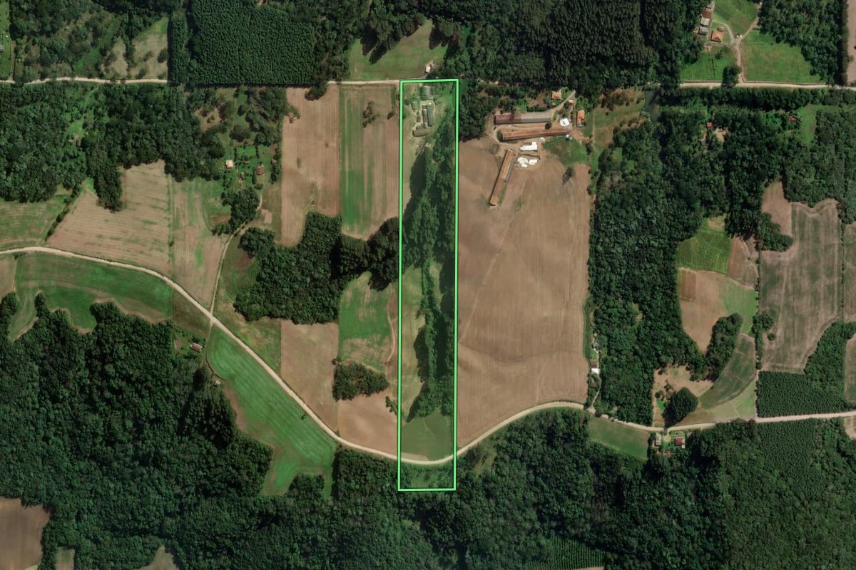 Imagem de satélite do imóvel rural em Mallet (PR), com o contorno declarado no CAR desenhado por cima.