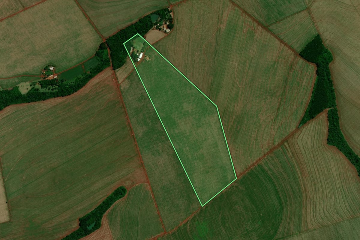 Imagem de satélite do imóvel rural em Mamborê (PR), com o contorno declarado no CAR desenhado por cima.