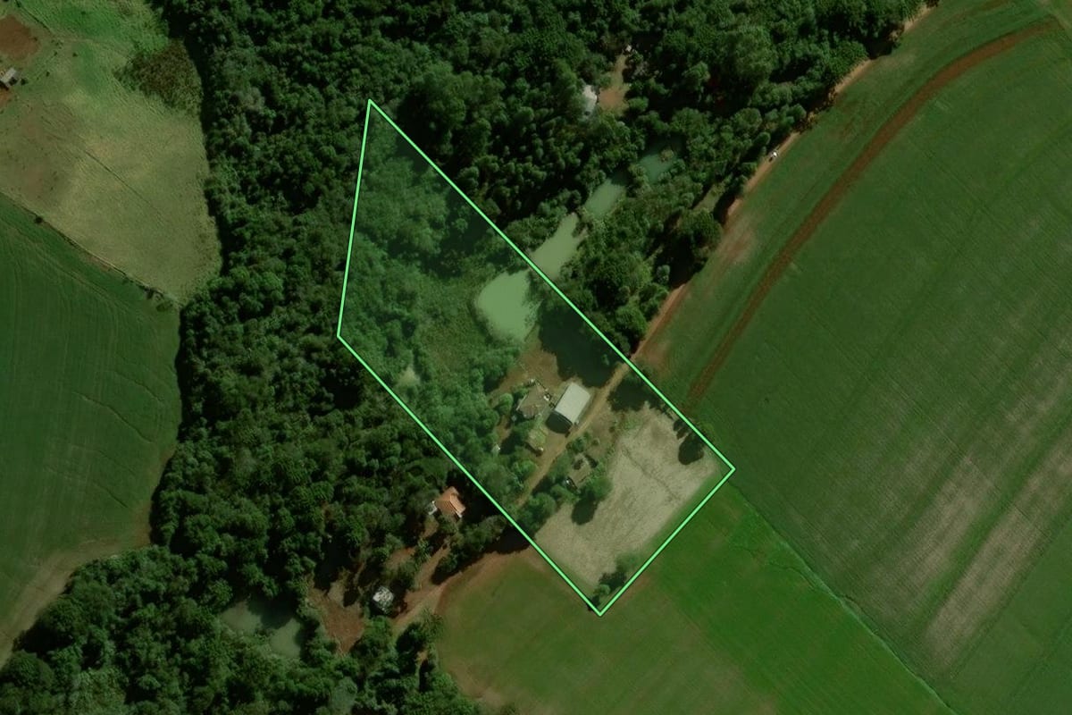 Imagem de satélite do imóvel rural em Mamborê (PR), com o contorno declarado no CAR desenhado por cima.