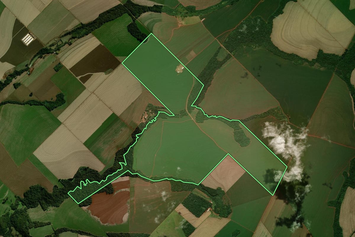 Imagem de satélite do imóvel rural em Mamborê (PR), com o contorno declarado no CAR desenhado por cima.