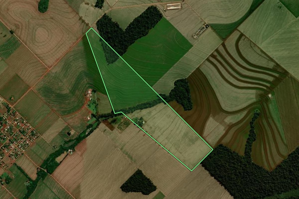 Imagem de satélite do imóvel rural em Mamborê (PR), com o contorno declarado no CAR desenhado por cima.
