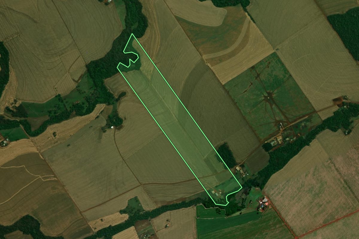 Imagem de satélite do imóvel rural em Mamborê (PR), com o contorno declarado no CAR desenhado por cima.