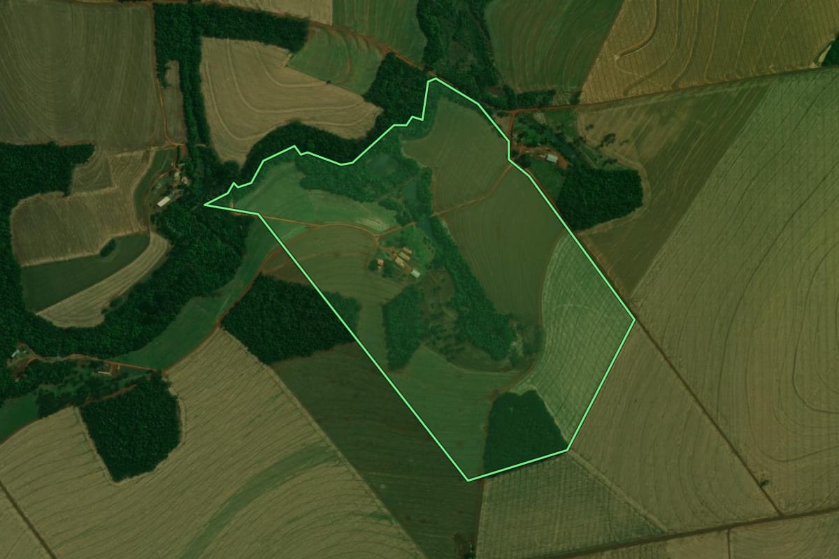 Imagem de satélite do imóvel rural em Mamborê (PR), com o contorno declarado no CAR desenhado por cima.