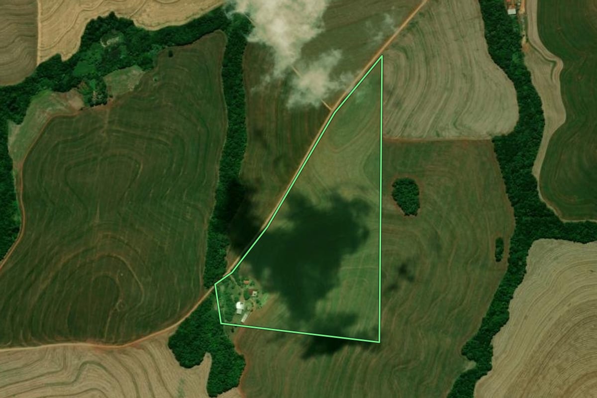 Imagem de satélite do imóvel rural em Mamborê (PR), com o contorno declarado no CAR desenhado por cima.