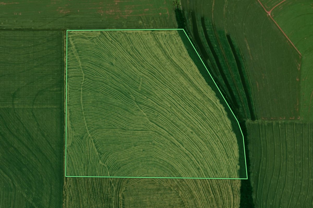 Imagem de satélite do imóvel rural em Mamborê (PR), com o contorno declarado no CAR desenhado por cima.
