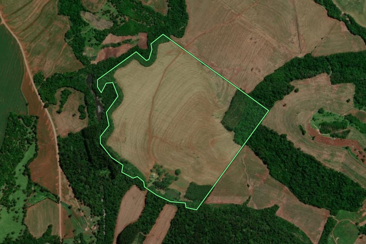 Imagem de satélite do imóvel rural em Mamborê (PR), com o contorno declarado no CAR desenhado por cima.
