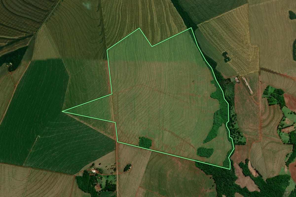 Imagem de satélite do imóvel rural em Mamborê (PR), com o contorno declarado no CAR desenhado por cima.