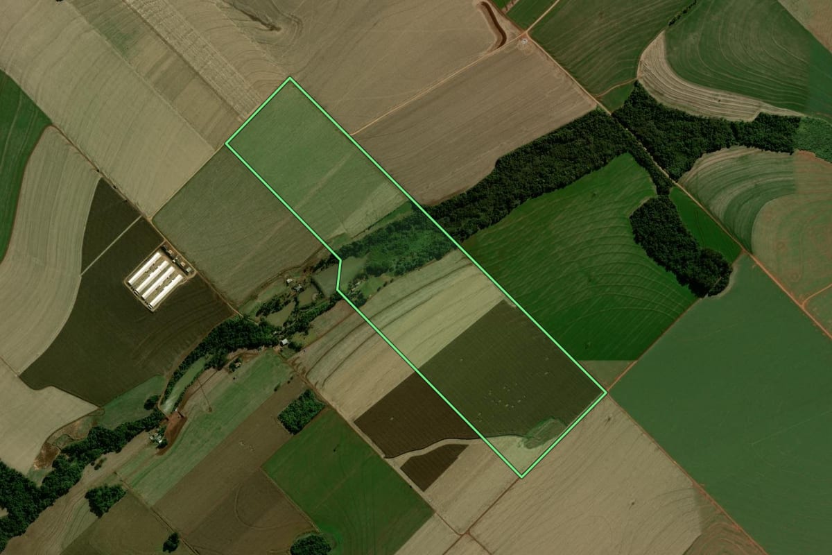 Imagem de satélite do imóvel rural em Mamborê (PR), com o contorno declarado no CAR desenhado por cima.
