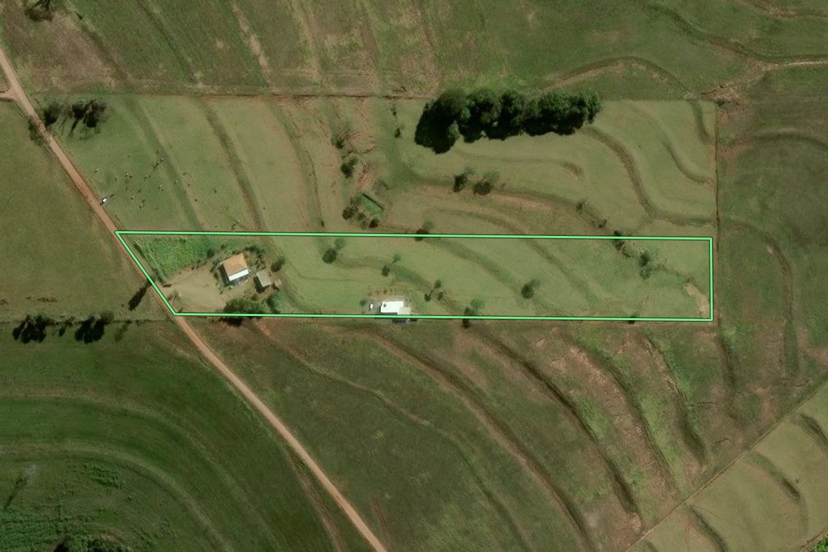 Imagem de satélite do imóvel rural em Mamborê (PR), com o contorno declarado no CAR desenhado por cima.