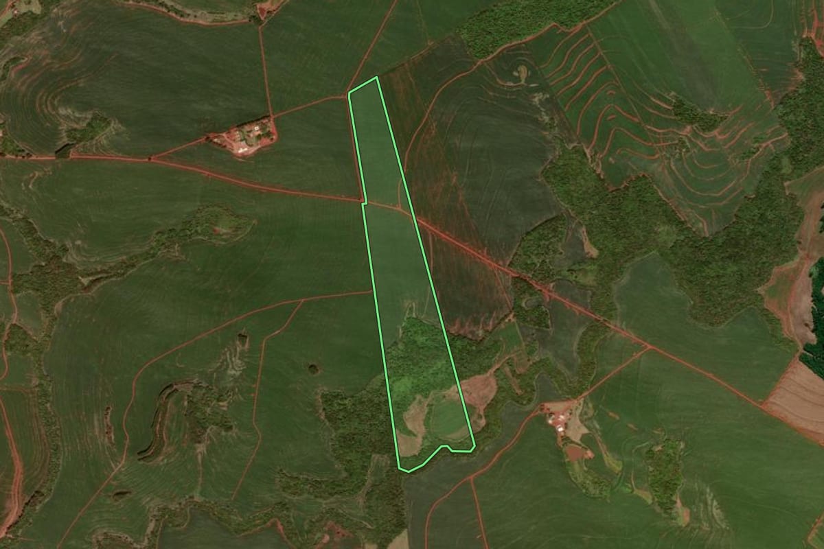 Imagem de satélite do imóvel rural em Mamborê (PR), com o contorno declarado no CAR desenhado por cima.