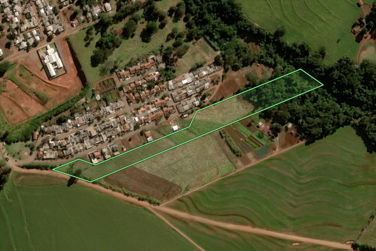 Imagem de satélite do imóvel rural em Mamborê (PR), com o contorno declarado no CAR desenhado por cima.