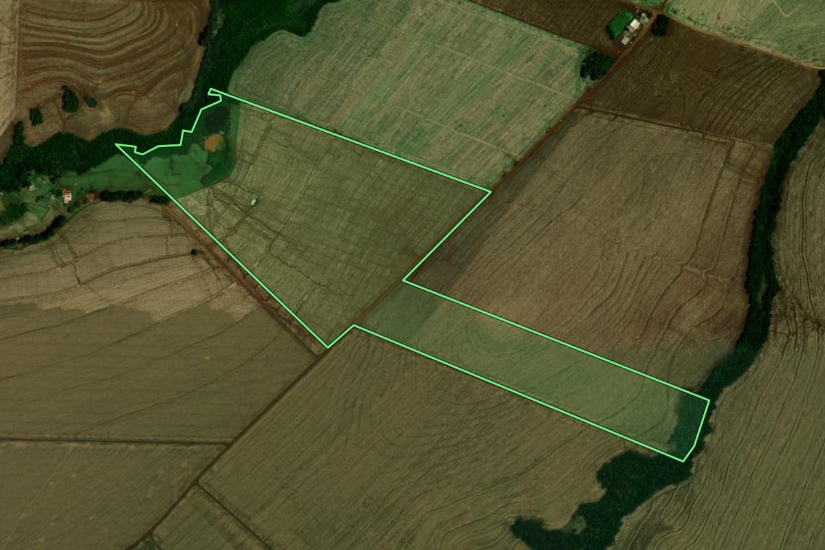 Imagem de satélite do imóvel rural em Mamborê (PR), com o contorno declarado no CAR desenhado por cima.