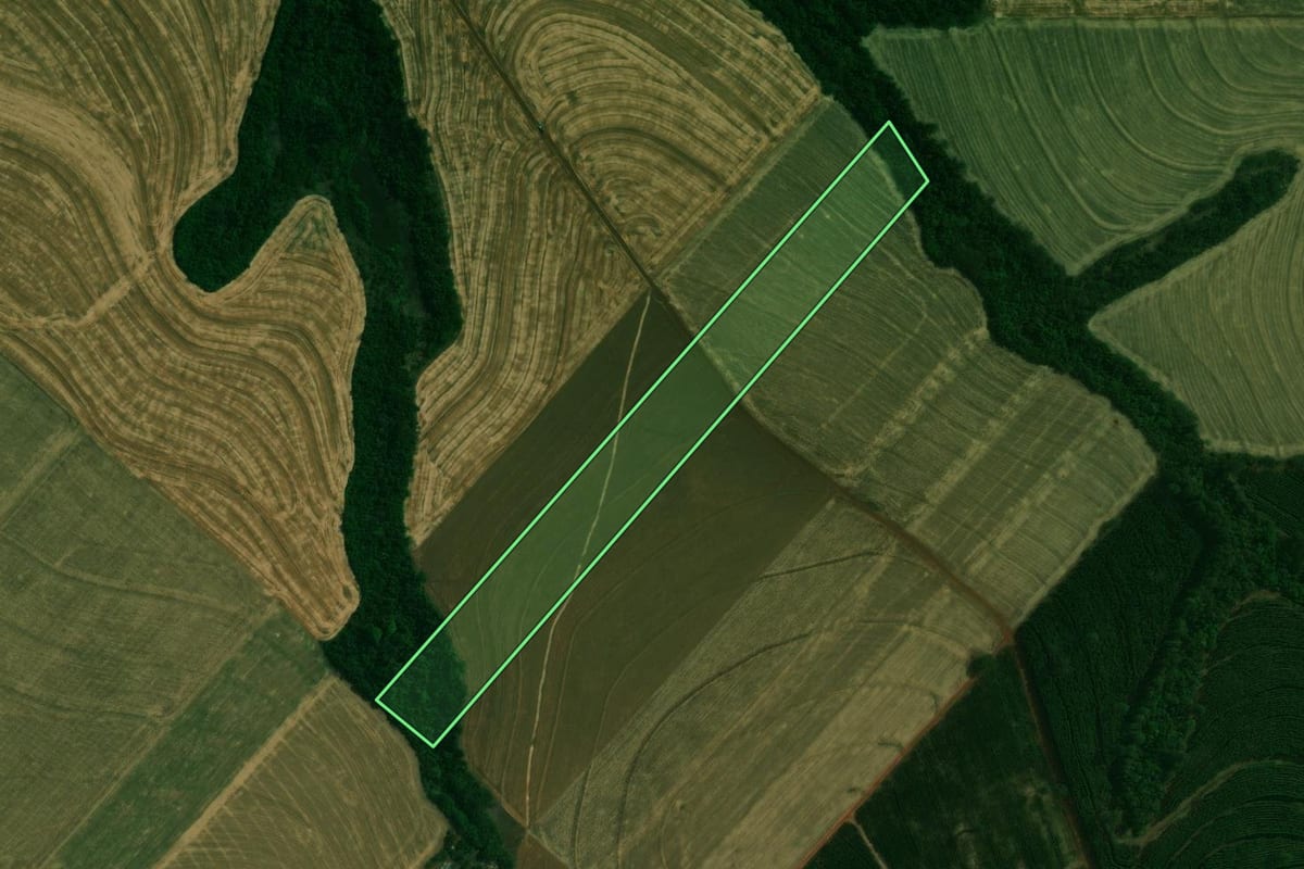 Imagem de satélite do imóvel rural em Mamborê (PR), com o contorno declarado no CAR desenhado por cima.