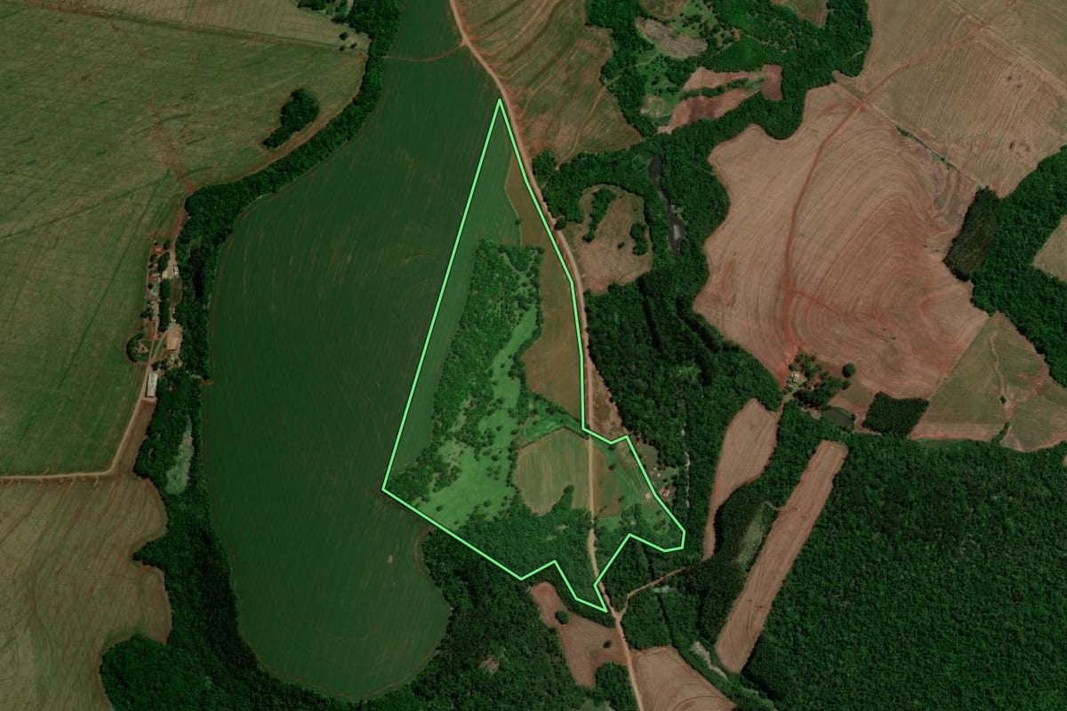 Imagem de satélite do imóvel rural em Mamborê (PR), com o contorno declarado no CAR desenhado por cima.