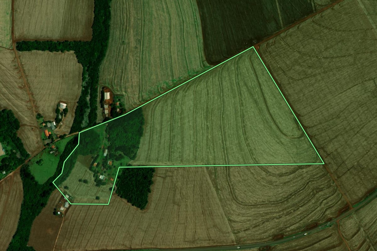 Imagem de satélite do imóvel rural em Mamborê (PR), com o contorno declarado no CAR desenhado por cima.