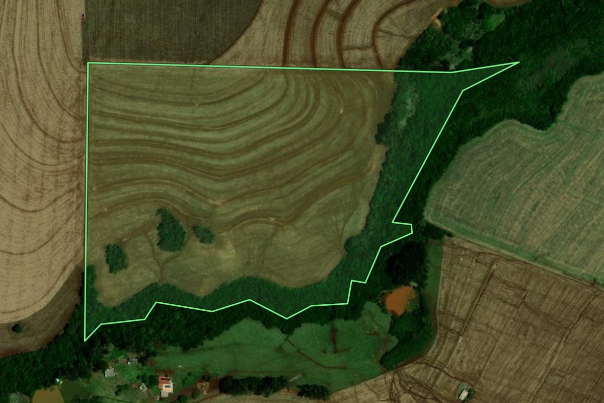 Imagem de satélite do imóvel rural em Mamborê (PR), com o contorno declarado no CAR desenhado por cima.
