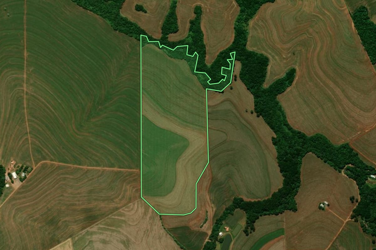Imagem de satélite do imóvel rural em Mamborê (PR), com o contorno declarado no CAR desenhado por cima.