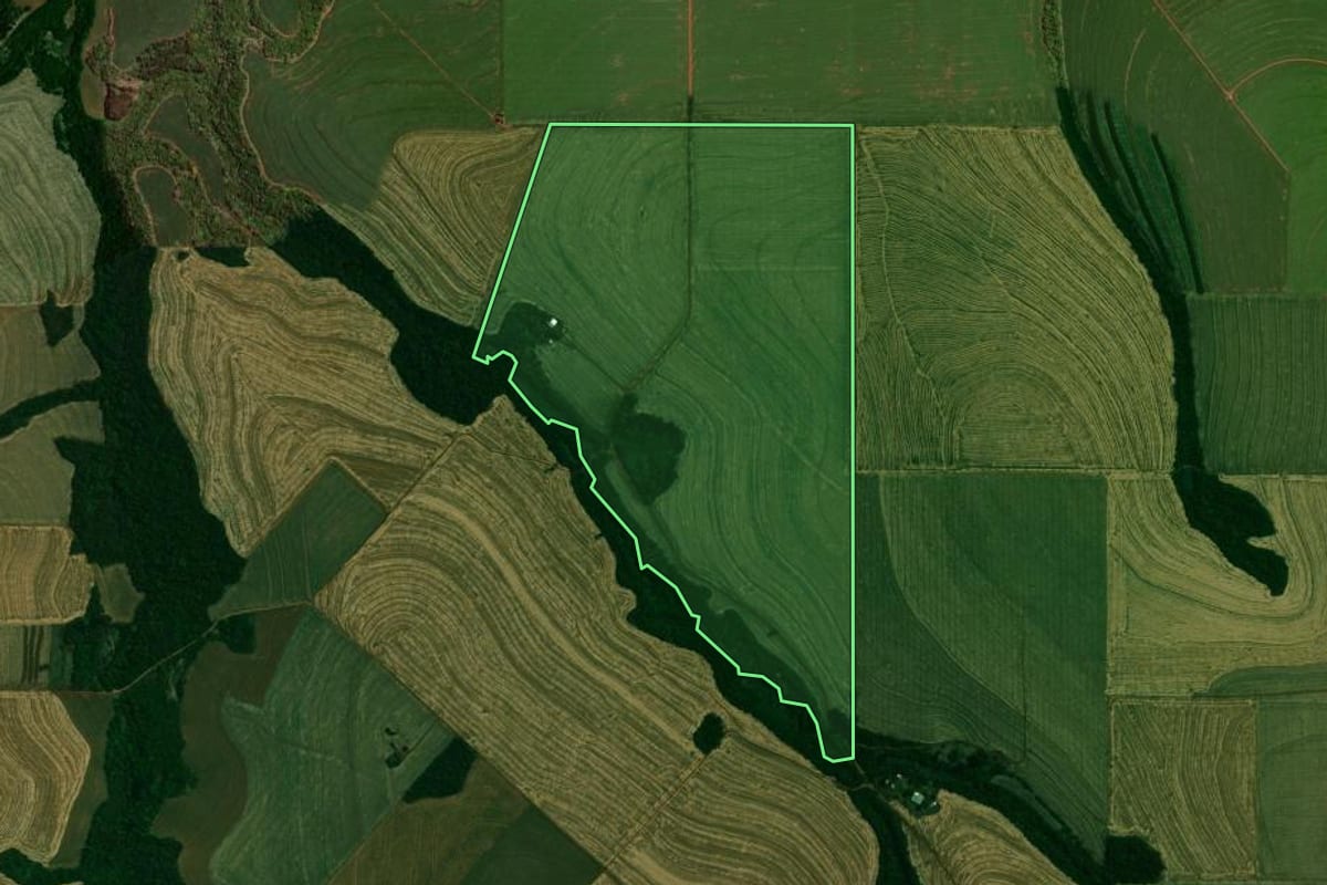 Imagem de satélite do imóvel rural em Mamborê (PR), com o contorno declarado no CAR desenhado por cima.