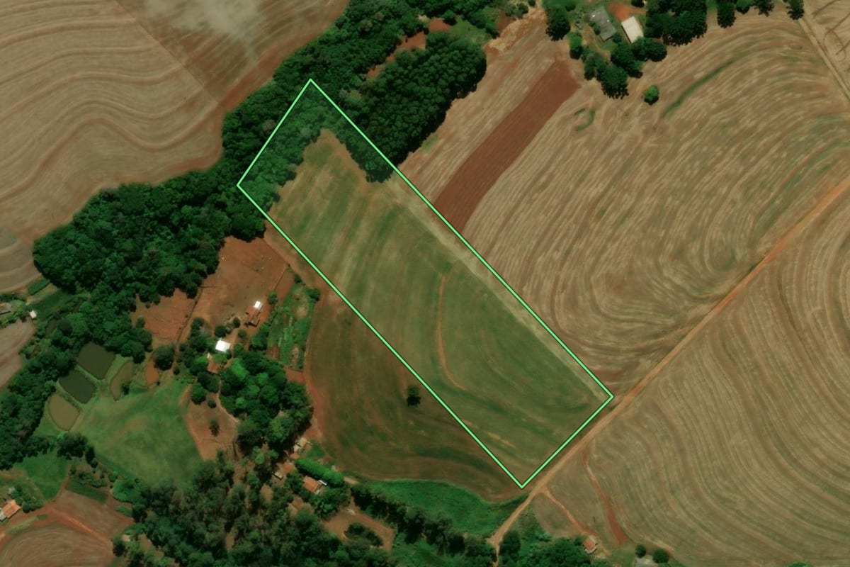 Imagem de satélite do imóvel rural em Mamborê (PR), com o contorno declarado no CAR desenhado por cima.