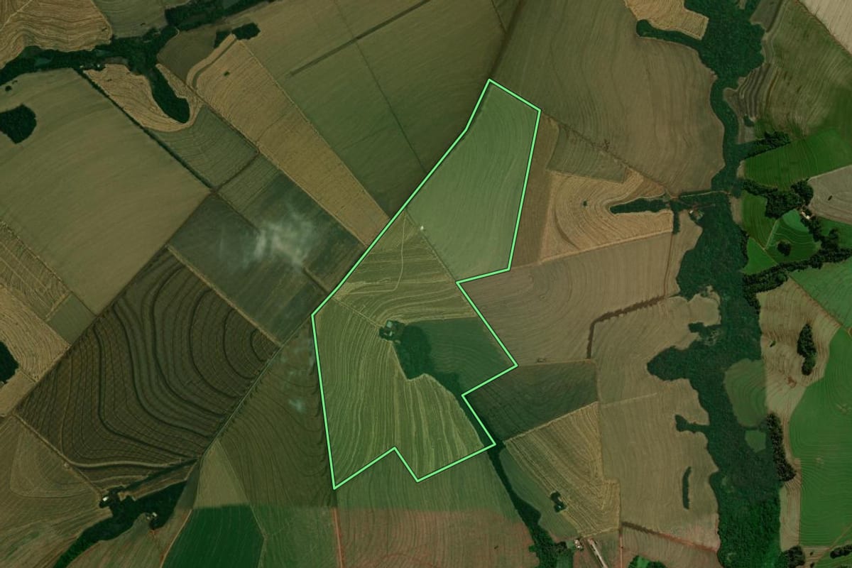 Imagem de satélite do imóvel rural em Mamborê (PR), com o contorno declarado no CAR desenhado por cima.