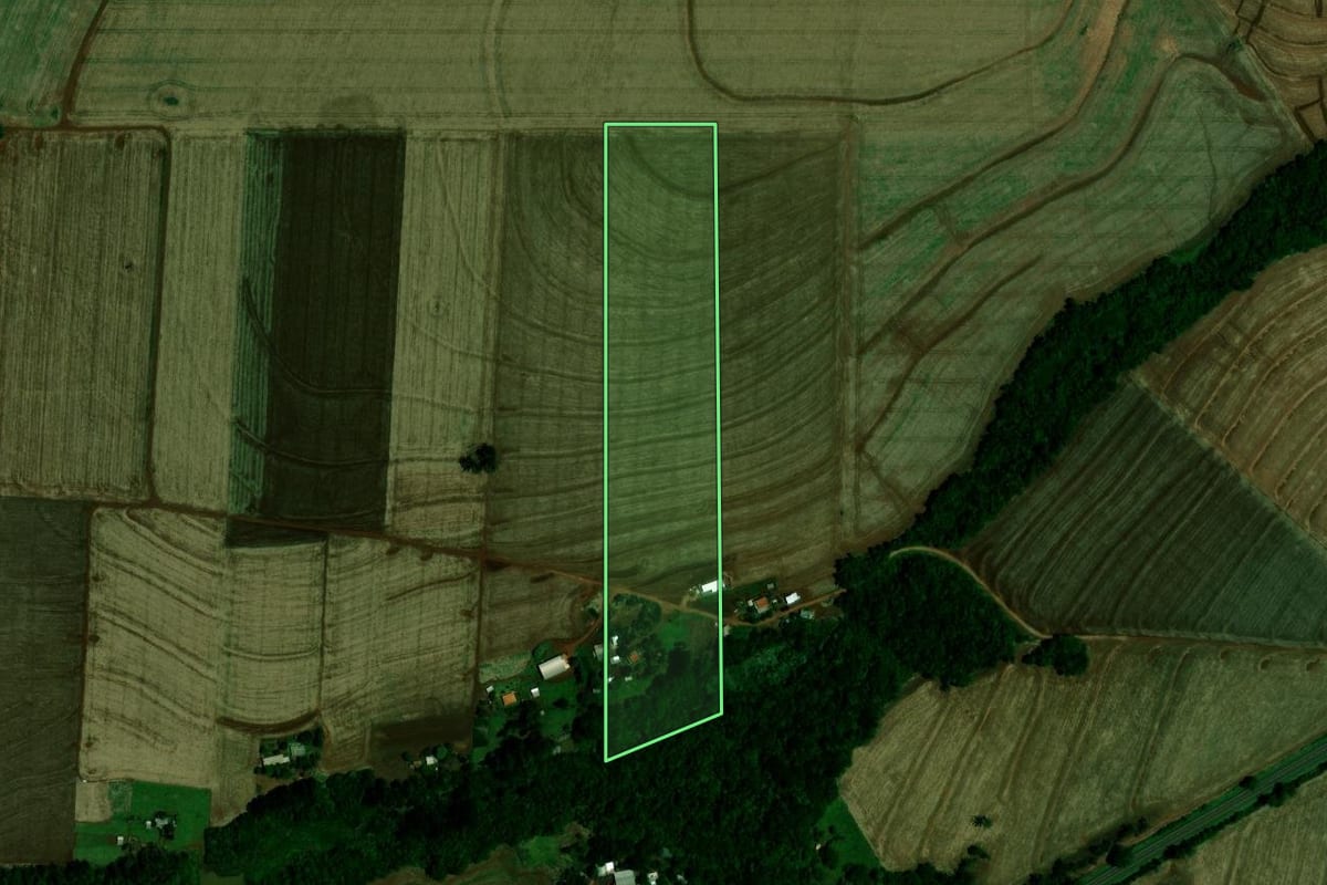 Imagem de satélite do imóvel rural em Mamborê (PR), com o contorno declarado no CAR desenhado por cima.