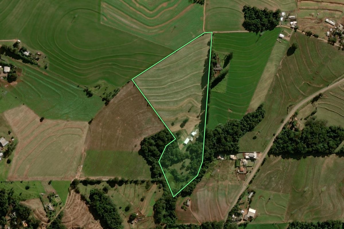 Imagem de satélite do imóvel rural em Mamborê (PR), com o contorno declarado no CAR desenhado por cima.