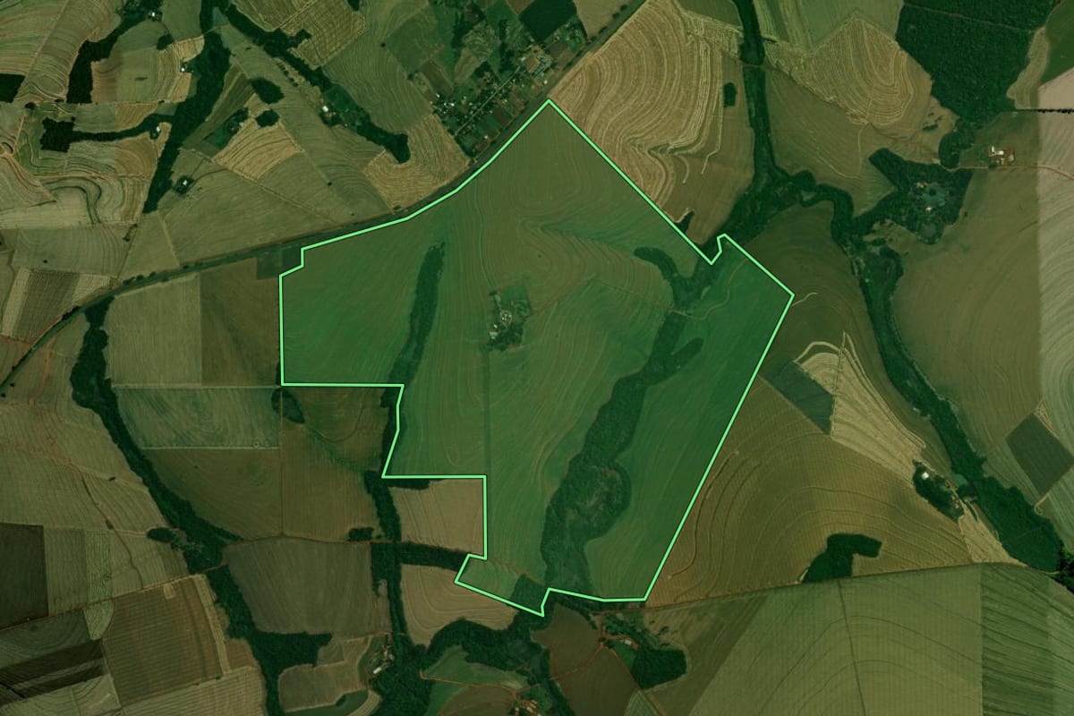 Imagem de satélite do imóvel rural em Mamborê (PR), com o contorno declarado no CAR desenhado por cima.