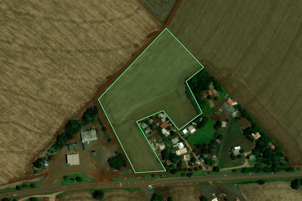 Imagem de satélite do imóvel rural em Mamborê (PR), com o contorno declarado no CAR desenhado por cima.