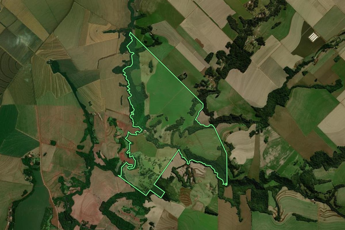 Imagem de satélite do imóvel rural em Mamborê (PR), com o contorno declarado no CAR desenhado por cima.
