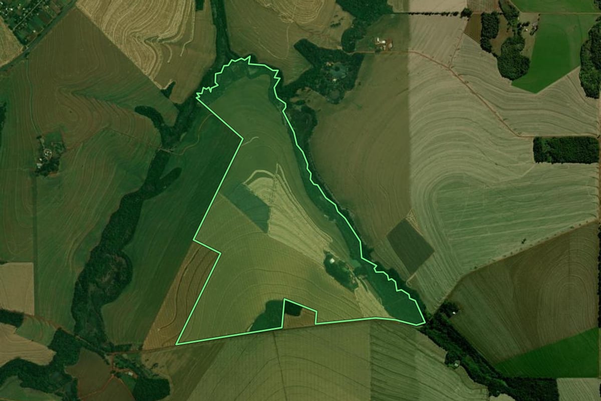 Imagem de satélite do imóvel rural em Mamborê (PR), com o contorno declarado no CAR desenhado por cima.