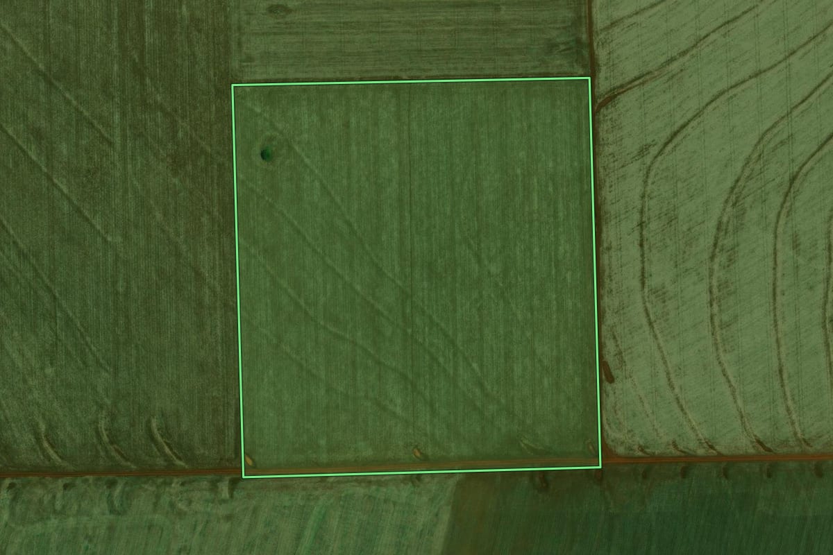 Imagem de satélite do imóvel rural em Mamborê (PR), com o contorno declarado no CAR desenhado por cima.