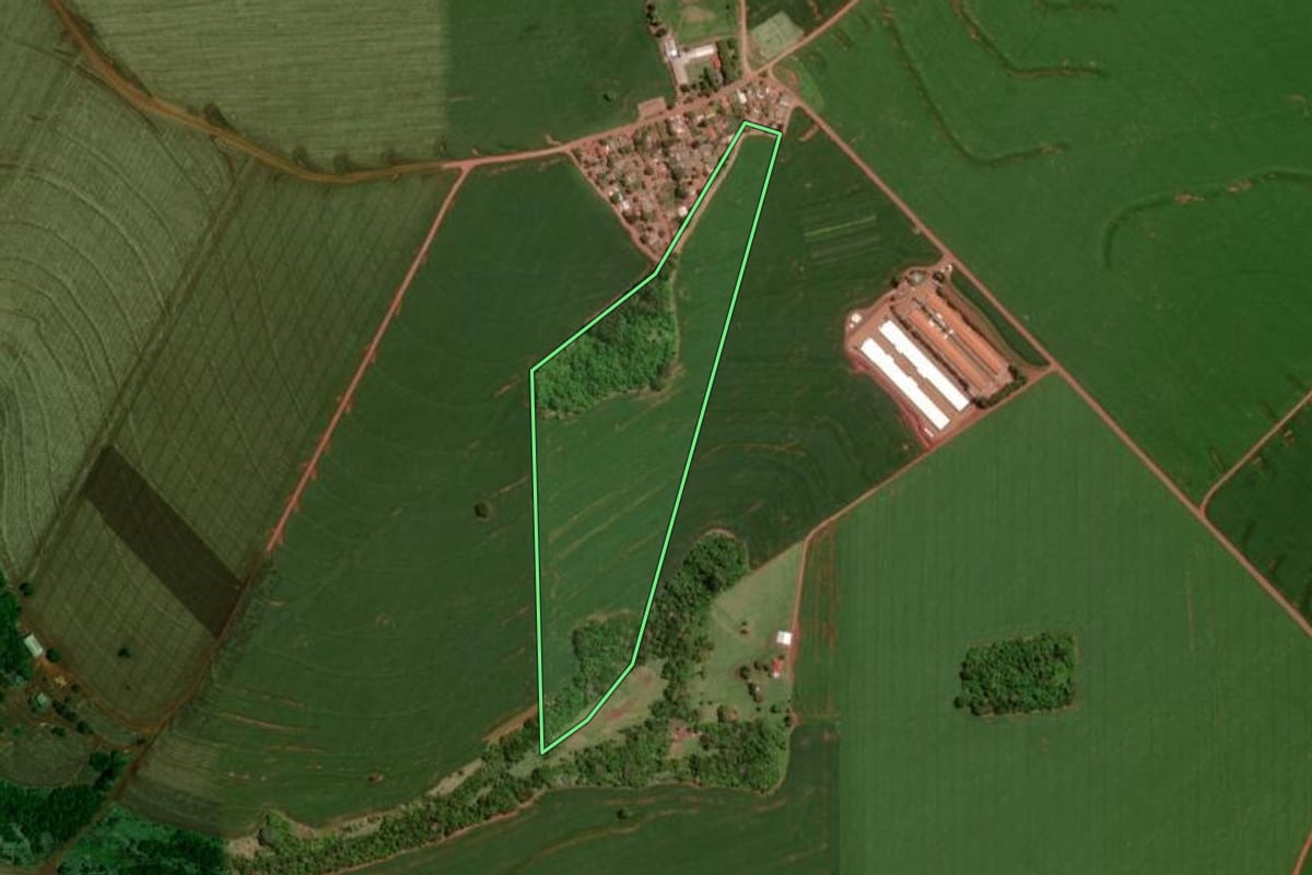 Imagem de satélite do imóvel rural em Mamborê (PR), com o contorno declarado no CAR desenhado por cima.