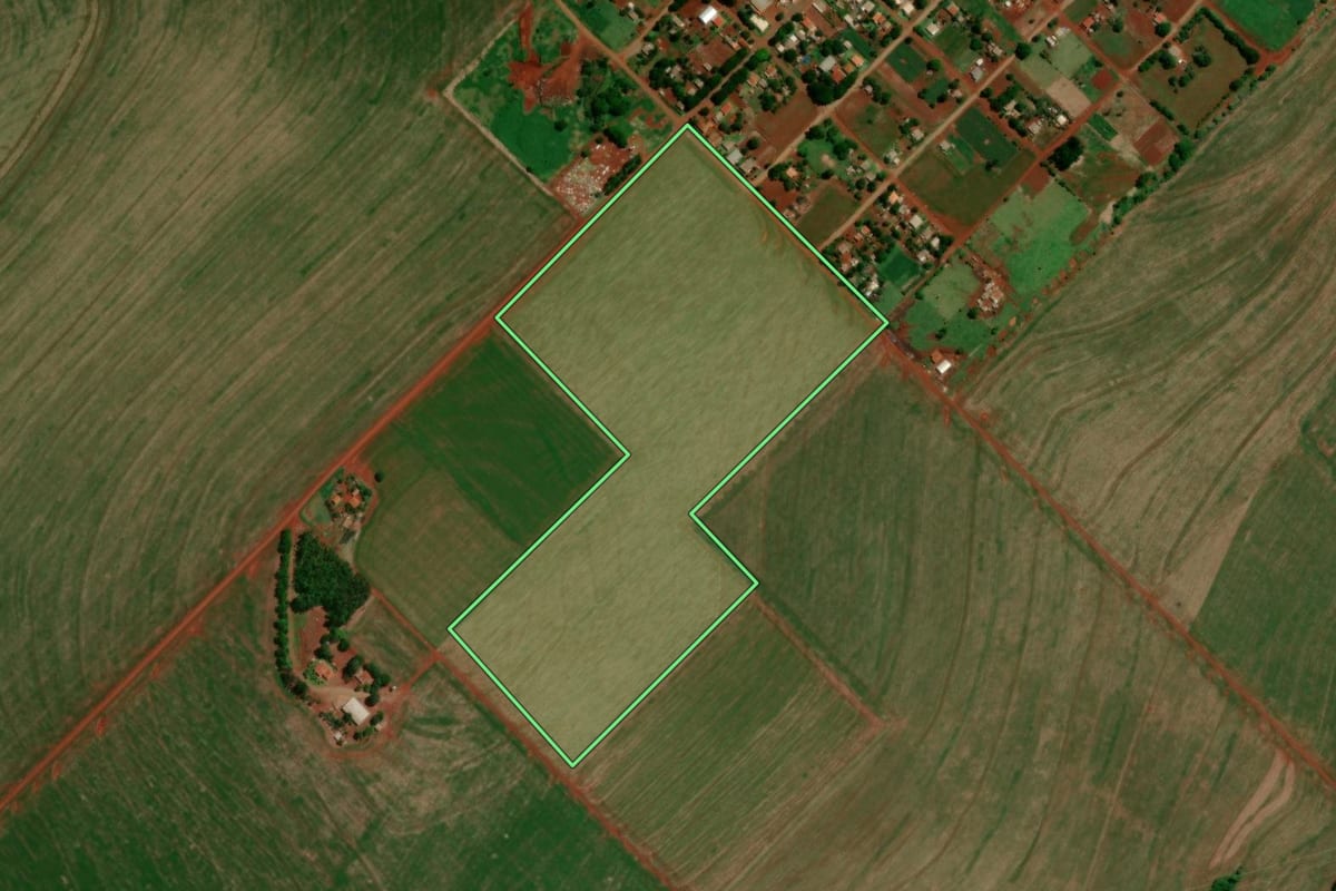 Imagem de satélite do imóvel rural em Mamborê (PR), com o contorno declarado no CAR desenhado por cima.