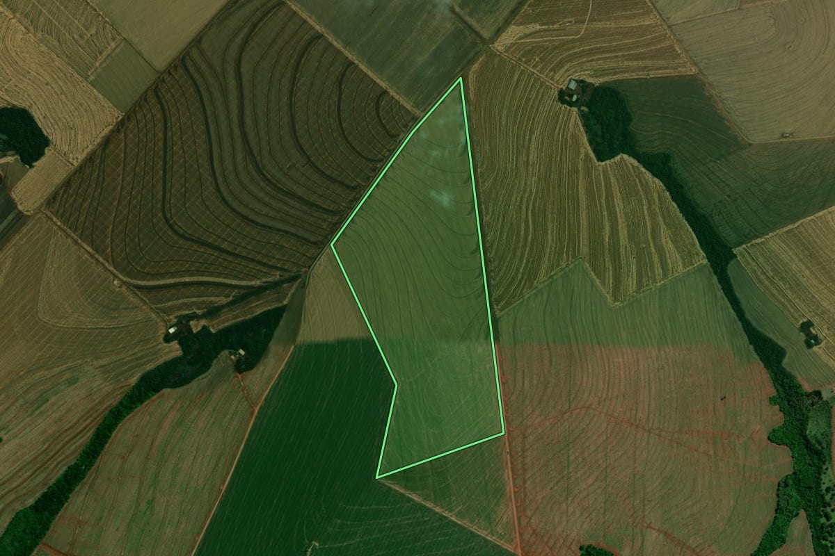 Imagem de satélite do imóvel rural em Mamborê (PR), com o contorno declarado no CAR desenhado por cima.