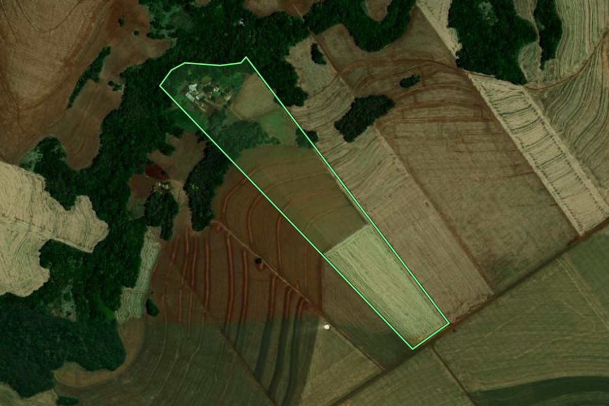 Imagem de satélite do imóvel rural em Mamborê (PR), com o contorno declarado no CAR desenhado por cima.