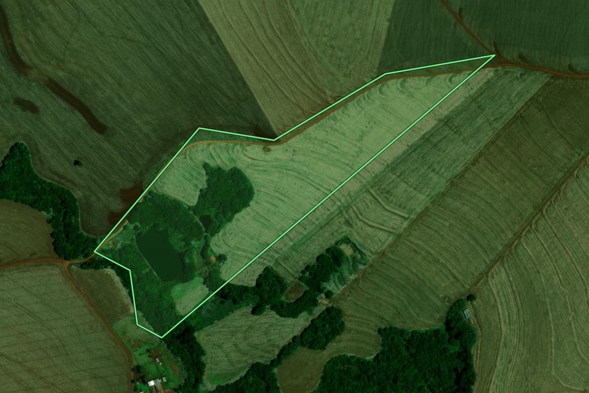 Imagem de satélite do imóvel rural em Mamborê (PR), com o contorno declarado no CAR desenhado por cima.