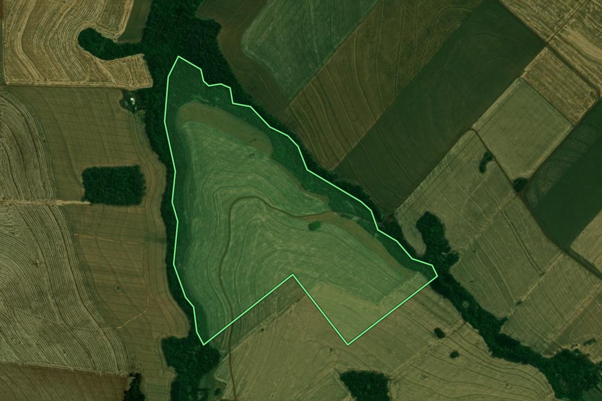 Imagem de satélite do imóvel rural em Mamborê (PR), com o contorno declarado no CAR desenhado por cima.