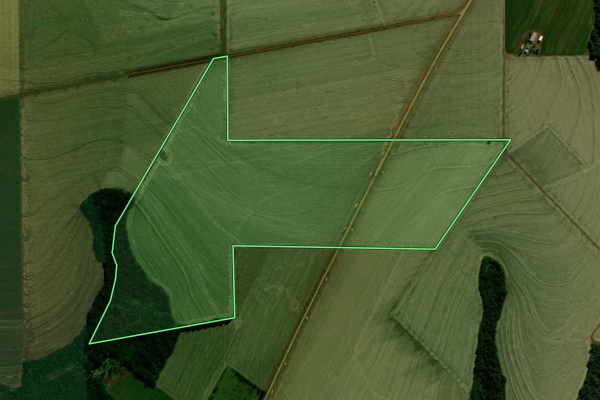 Imagem de satélite do imóvel rural em Mamborê (PR), com o contorno declarado no CAR desenhado por cima.